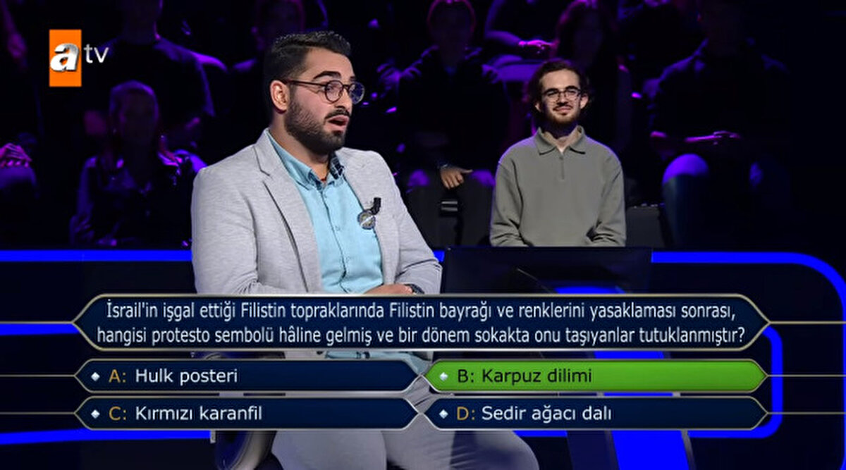 1 milyon TL'lik soruya gelen Eyüp İşler'e " İsrail'in işgal ettiği Filistin topraklarında Filistin bayrağı ve renklerini yasaklaması sonrası, hangisi protesto sembolü haline gelmiş ve bir dönem sokakta onu taşıyanlar tutuklanmıştır?" sorusu soruldu. Yarışmacı "Karpuz dilimi" yanıtıyla doğru cevabı verdi.
