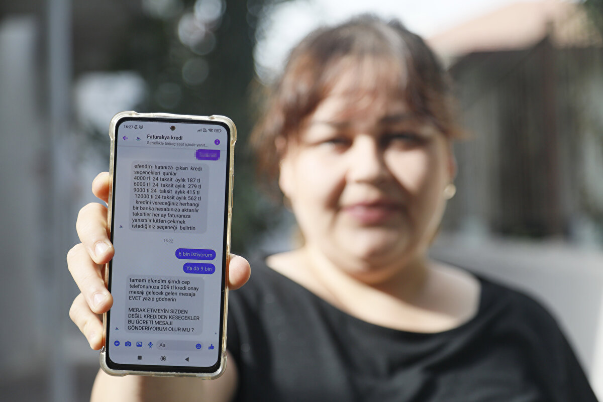 Eşinden ayrı yaşayan Nilgün Özmen, çocuğuna bakacak kimse bulamadığı için bir süre önce işinden ayrıldı. Evde çocuğu ile ilgilenip, aynı zamanda el işleri yaparak kira ve ihtiyaçlarını karşılayan Özmen'in ödeyemediği kredi borcu, faiziyle 28 bin lira oldu ve banka tarafından icraya verildi. Sosyal medya üzerinden hem iş ilanlarına bakıp, hem evde yapacağı el işleri arayan Özmen'e sosyal medya hesabından 'Faturalıya kredi' başlığıyla 'Kredi ister misiniz?' şeklinde bir mesaj geldi.