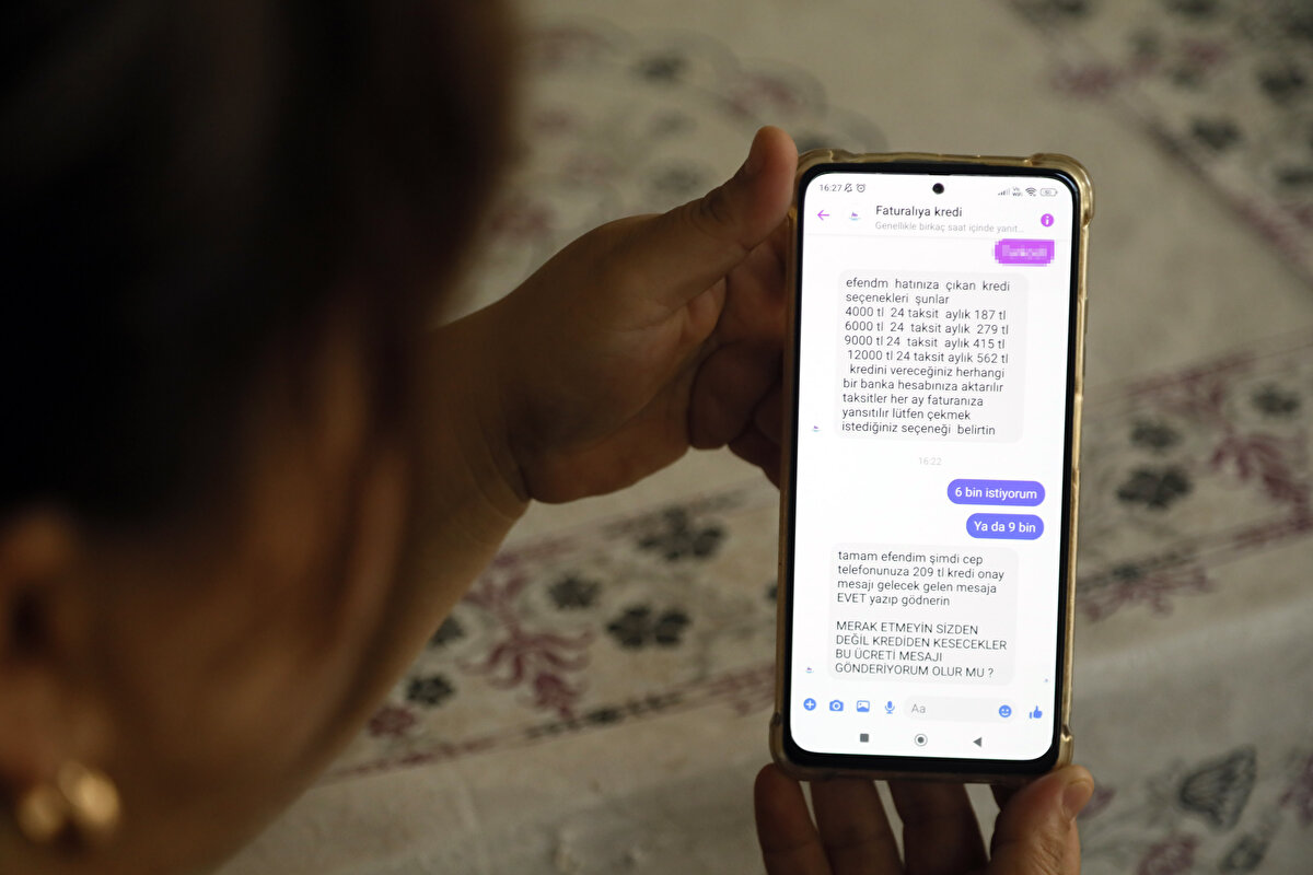 'EVET' DEMEDEN ÖNCE ARKADAŞLARINA SORDU<br>Zor günler geçirdiği için kredi çekerek bir miktar borcunu azaltıp, düşük miktarlarda ödeyebileceğini düşünen Özmen, mesaja cevap verip, kendisinden istenen kullandığı mobil şebeke ve ne kadar kredi talep ettiği yönündeki soruları yanıtladı. Mesajda 4 bin liralık kredi için 24 ay vadeli aylık 187 lira ödeme, 12 bin liralık kredi için de aynı vadede aylık 562 lira ödeme imkanı sunuldu. Ayrıca aylık ödemesi istenen miktarların faturalı hattından tahsil edileceği söylenen Özmen'den, gelen mesaja 'Evet' yazarak cevap vermesi istendi. Dolandırılacağından şüphelenen Özmen, durumu bir arkadaşına sordu. Arkadaşlarının uyarısı üzerine dolandırılmaktan son anda kurtulan Özmen, şikayetçi oldu.