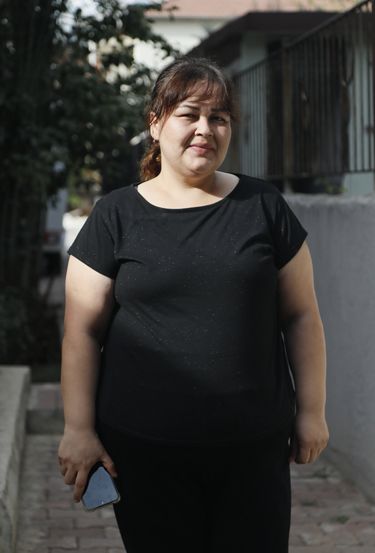 'ÇEVREMDE ÇOK DOLANDIRILAN OLDU'<br>Borçları nedeniyle zor günler geçirdiğini ve bir anda gelen mesajla sevindiğini belirten Nilgün Özmen, "Bir ara umutlandım. Kredi borcumu ödeyip, eksiklerimi giderecektim. Ancak arkadaşlarım mesajın dolandırıcılar tarafından gönderildiğini söyledi. Bu kişiler, iş arayanları sosyal medya hesaplarından takip edip, mesaj gönderiyormuş. İş ararken dolandırılacaktım" dedi.<br>Özmen'in danıştığı ve dolandırılmasının önüne geçen arkadaşlarından Halit Mert, bu şekilde mesaj gönderip, yardıma muhtaç kişileri dolandırılan sosyal medya hesapları olduğunu söyledi. Çok sayıda tanıdığının uygun kredi ya da çekiliş kazanıldığı yalanı ile kandırıldığını belirten Mert, "Çevremde çok dolandırılan oldu. Bu kişiler, insanların zor durumundan faydalanıp, kandırıyor ve insanlara zarar veriyorlar. Dikkatli olmaları gerekiyor" diye konuştu.