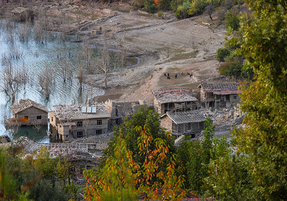 Biz alıştık. Doğal bir görüntü. Eskiden evler taştan yapılırdı. Yaklaşık 7 yıldır bu evler suyun altında, taş olmasından dolayı çok fazla çürüme olmuyor." dedi.