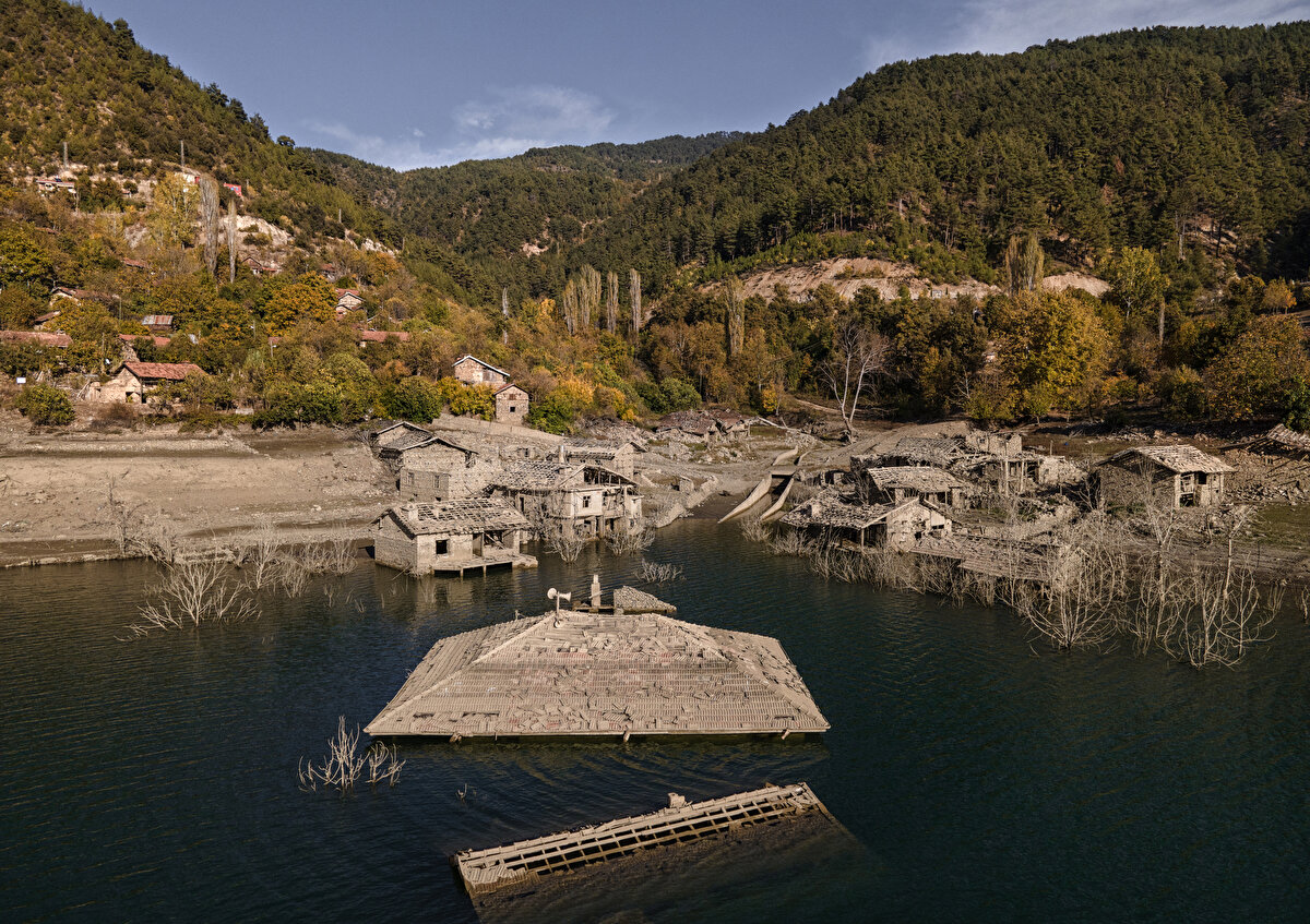 Bölgedeki yaklaşık 25 ev de sular altında kalan yapılar arasında yer aldı. Evlerin sahiplerine ise coğrafyaya uygun farklı alanlarda yeni konutlar yapılarak teslim edildi.