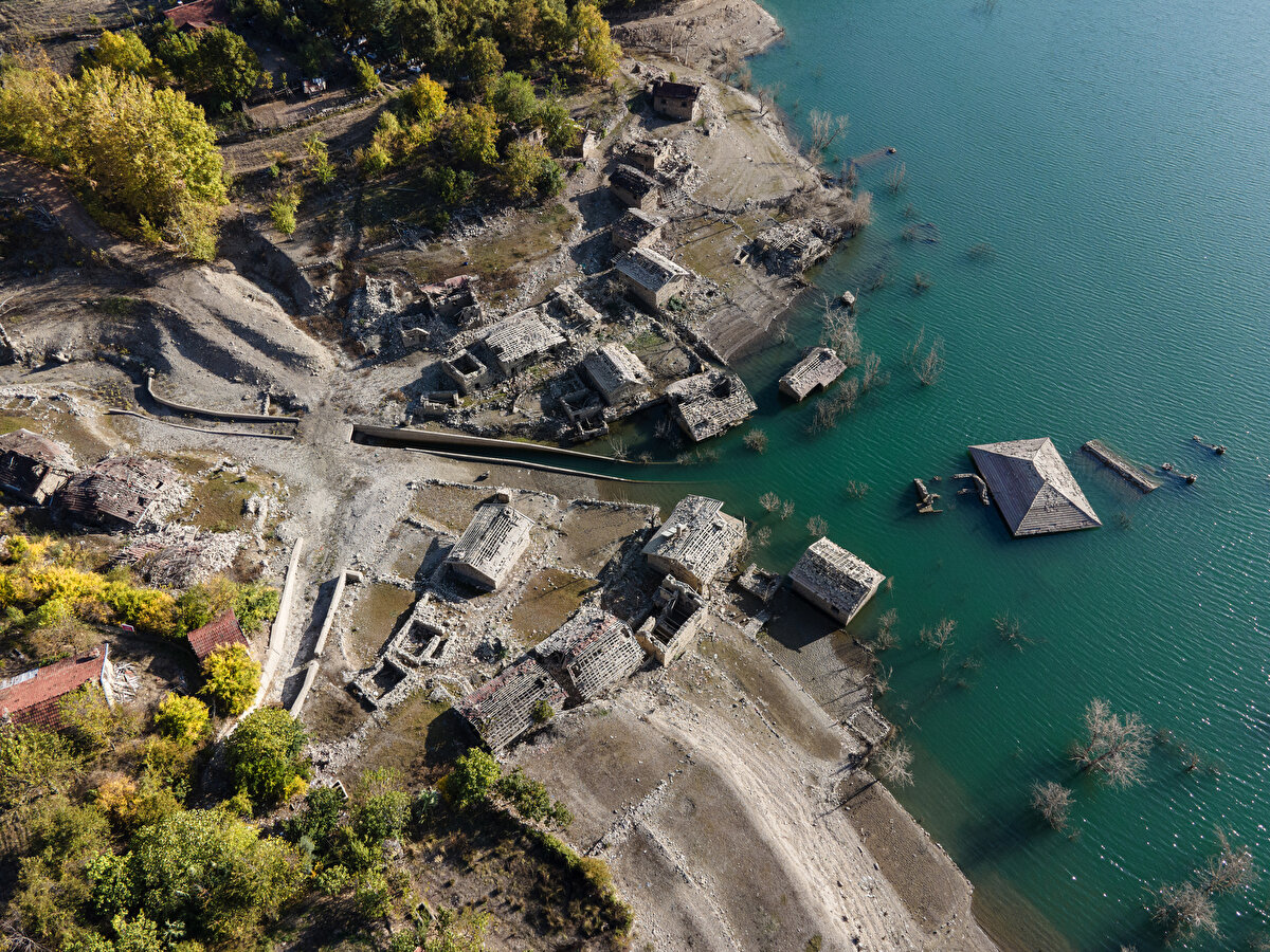 Yıllardır su altında kalan taş evler, yaz döneminde barajdaki su seviyesi azalınca tekrar gün yüzüne çıkıyor. Köylülerin geride bıraktığı eski evler, gün yüzüne çıkınca sonbahar renkleriyle seyirlik görüntü oluşturuyor.<br>