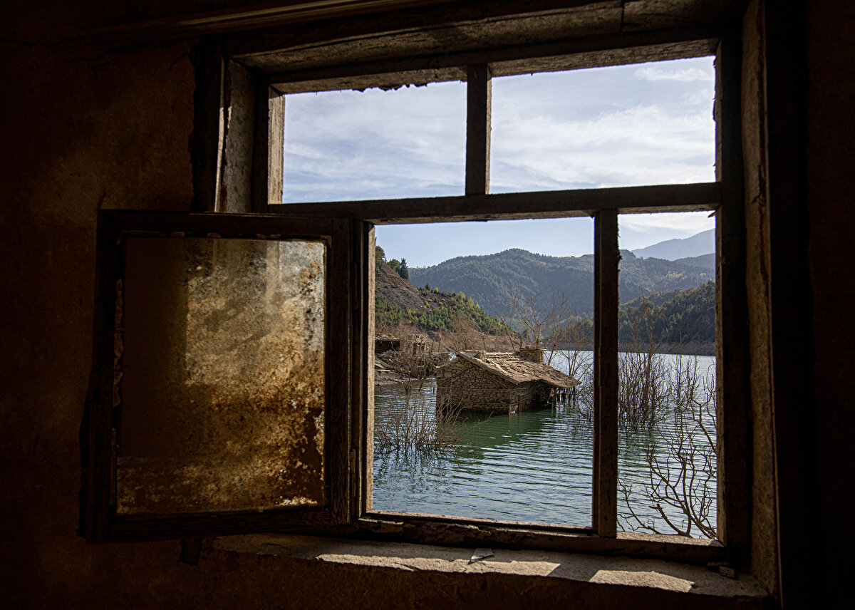 Eskiden donardı ve biz üzerinde tahtalar ile kayardık. Yaz döneminde ise kuraklığın da etkisiyle su çekiliyor. Evler görünmeye başlıyor ve çok güzel manzaralar oluyor. Tabiatın güzelliği ortaya çıkıyor." diye konuştu.