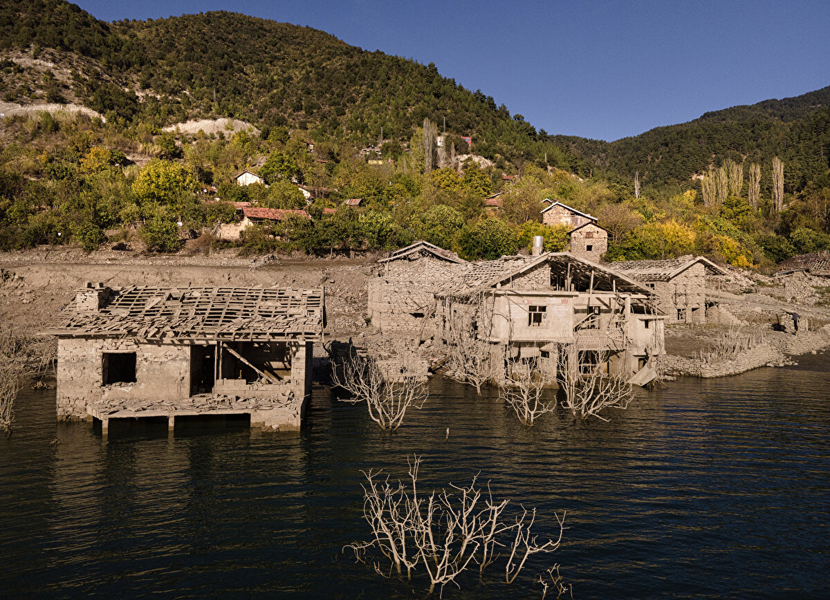 Taş evler 7 yıldır suyun altında<br><br>Darıbükü Muhtarı Hese Selçuk, bölgenin en önemli yatırımlarından olan Kasımlar Barajı inşaatı nedeniyle köyün ikiye ayrıldığını söyledi.