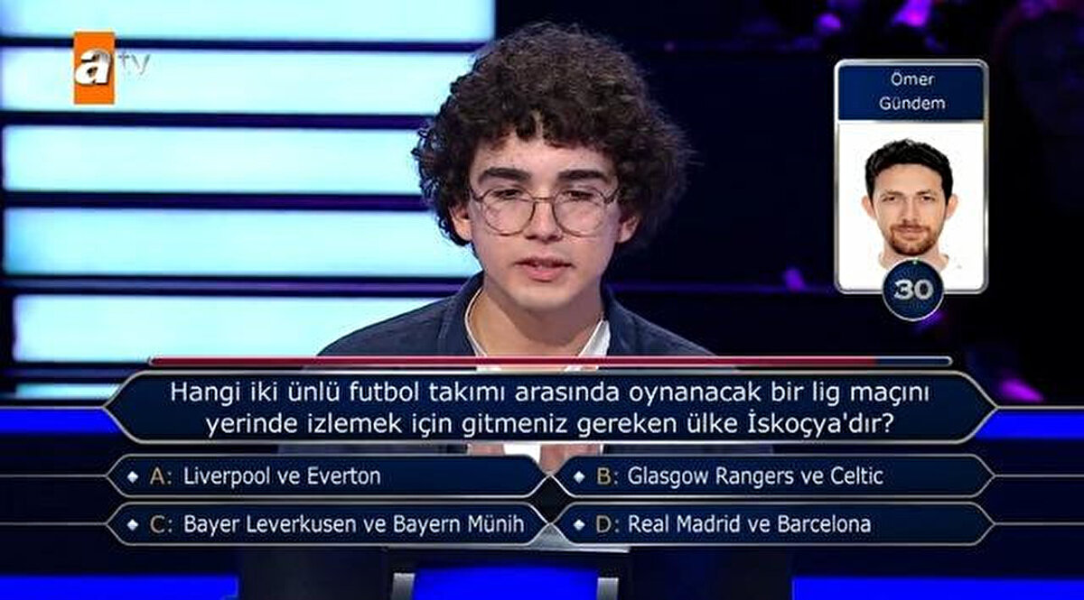 Yarışmacı Hilmi Can Söğüt'ün "Hangi iki ünlü futbol takımı arasında oynanacak bir lig maçını yerinde izlemek için gitmeniz gereken ülke İskoçya'dır?" sorusunda yaşadıkları gündem oldu.<br>Söğüt soruda takılınca önce 'seyirciye sor' daha sonra ise 'telefon' joker hakkını kullanırken, bu olay sonrası sosyal medyanın diline düştü.<br>