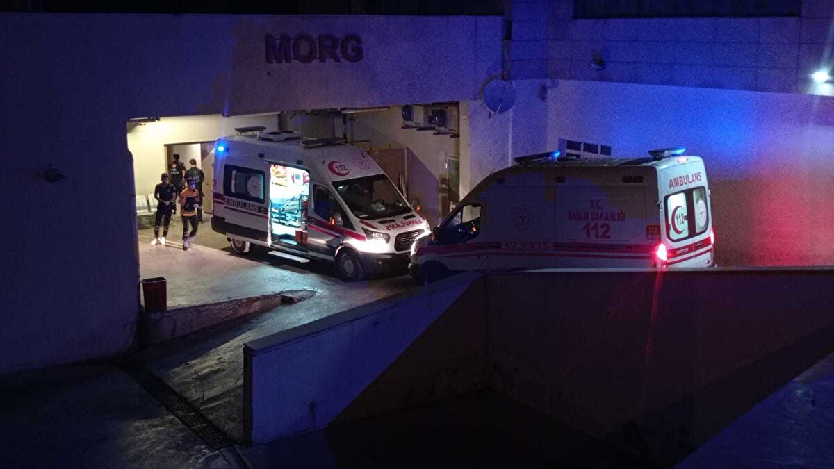 Kazada yaralanan 1 kişi ise sağlık ekiplerinin ilk müdahalesinin ardından hastaneye kaldırılarak, tedaviye alındı. 