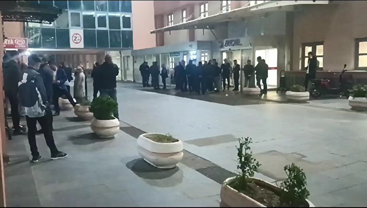 Kazada, yanan otomobilde yaşamını yitiren 6 kişinin cenazesi, olay yerinde yapılan incelemenin ardından otopsi için morga götürüldü.