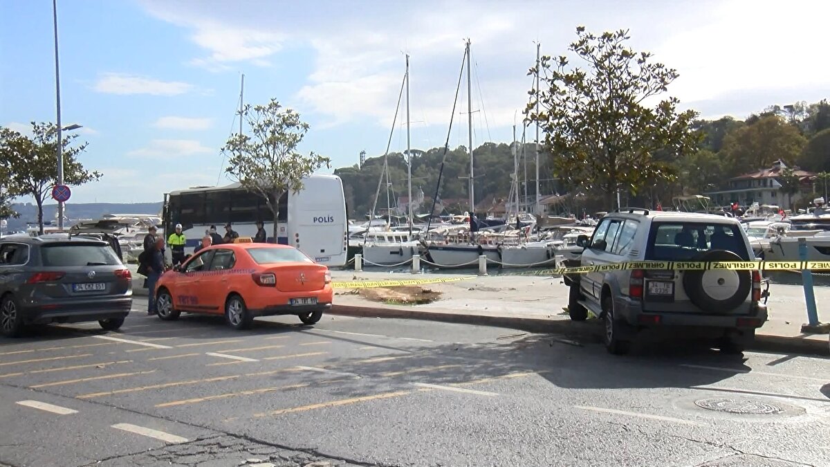 Ağaç tekerin altında kalınca arabayı durdurdu. Orada o arabanın olması da mucize yani, orada olmasa direkt aşağı uçardı" dedi. Ekiplerin, kazayla ilgili incelemesi devam ediyor.