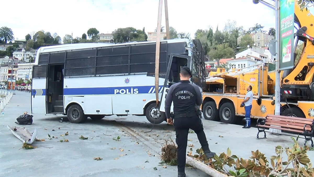 Kaza, Tarabya Mahallesi Haydar Aliyev Caddesi'nde meydana geldi. İddiaya göre, İstanbul Emniyet Müdürlüğü Çevik Kuvvet Şube Müdürlüğü'nde görevli yaklaşık 20 polisin içinde olduğu servis otobüsünün freni, Çin Konsolosluğu'nun önünden hareket ettikten kısa süre sonra tutmadı. Şoförün hakimiyetini kaybettiği otobüs yokuş aşağı kaydı.