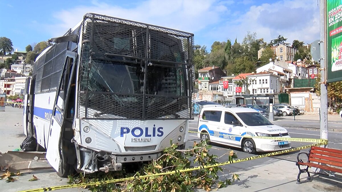 Ağaç olmasa polis otosu direkt aşağıda, suyun içindeydi. Allah'tan şoförün çevikliği ve ağacın orada olması kurtardı.