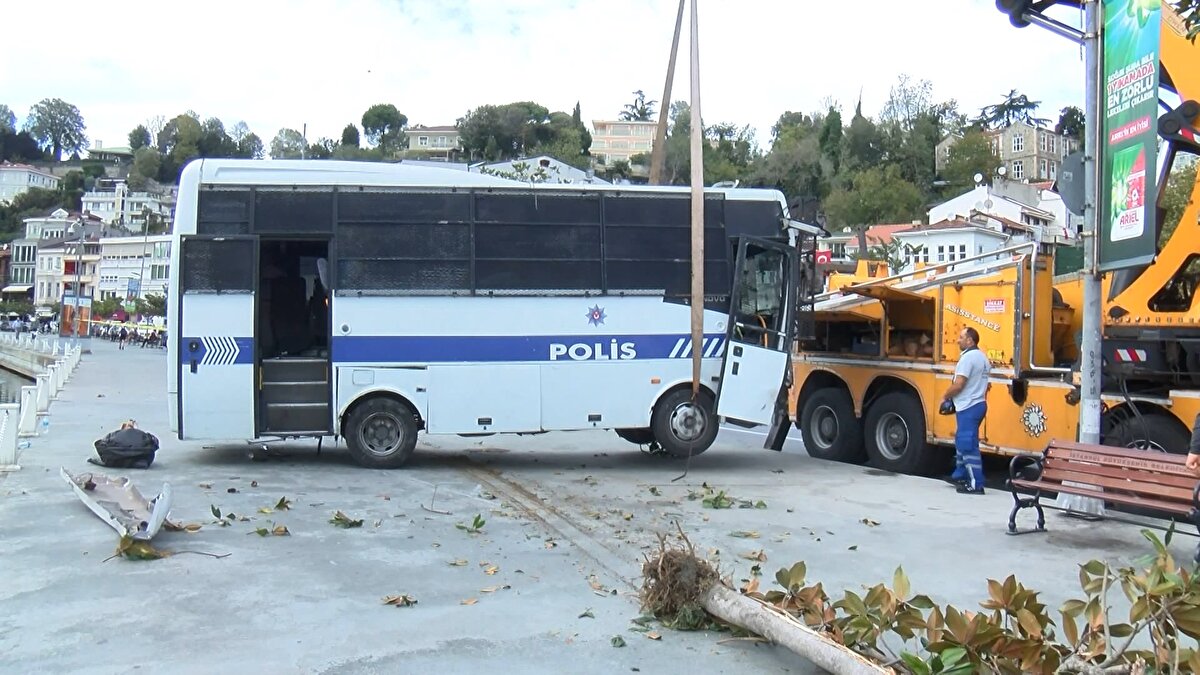Kazanın görgü tanığı Yakup Erdür, "Burada oturuyordum, yukardan aşağı doğru geldi. Duran cipe vurduktan sonra ağacı söküyor.