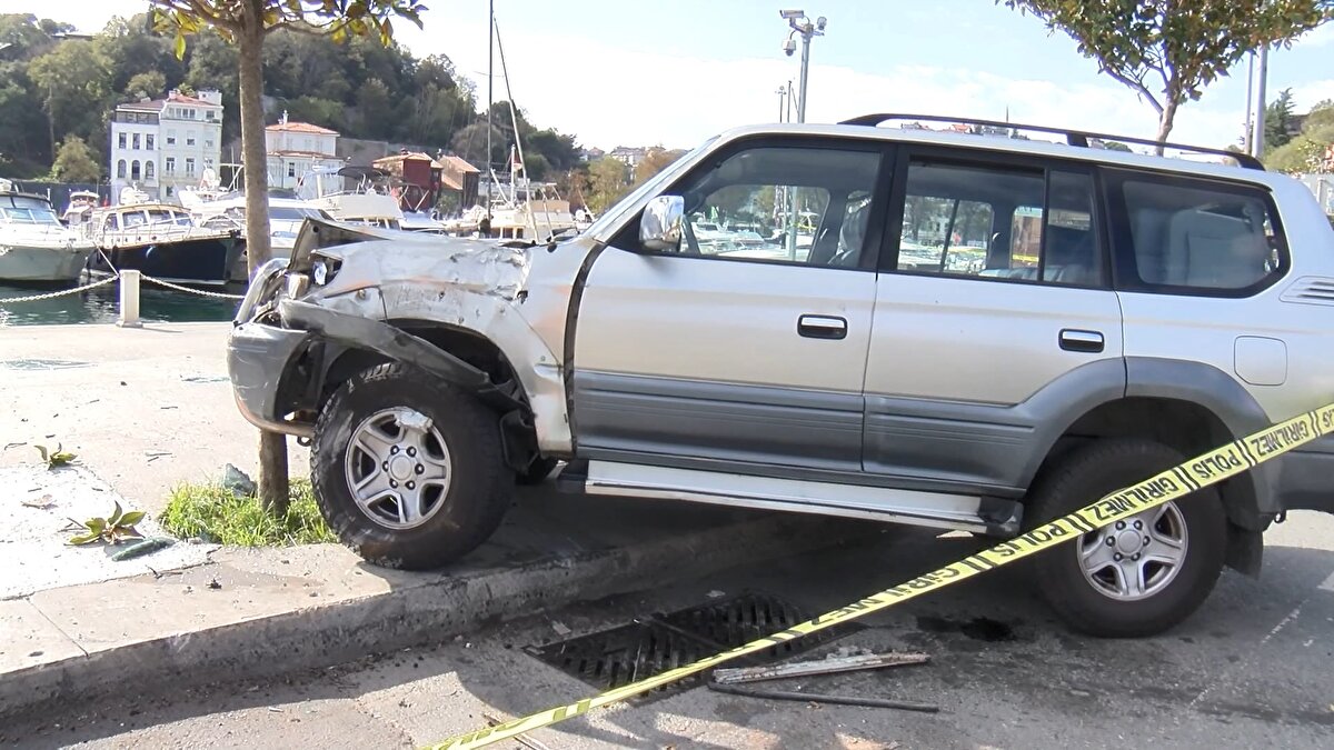 Servis otobüsü şoförün manevrasıyla kaldırımda durabildi. Kazada otobüsteki 2 polis yaralandı.