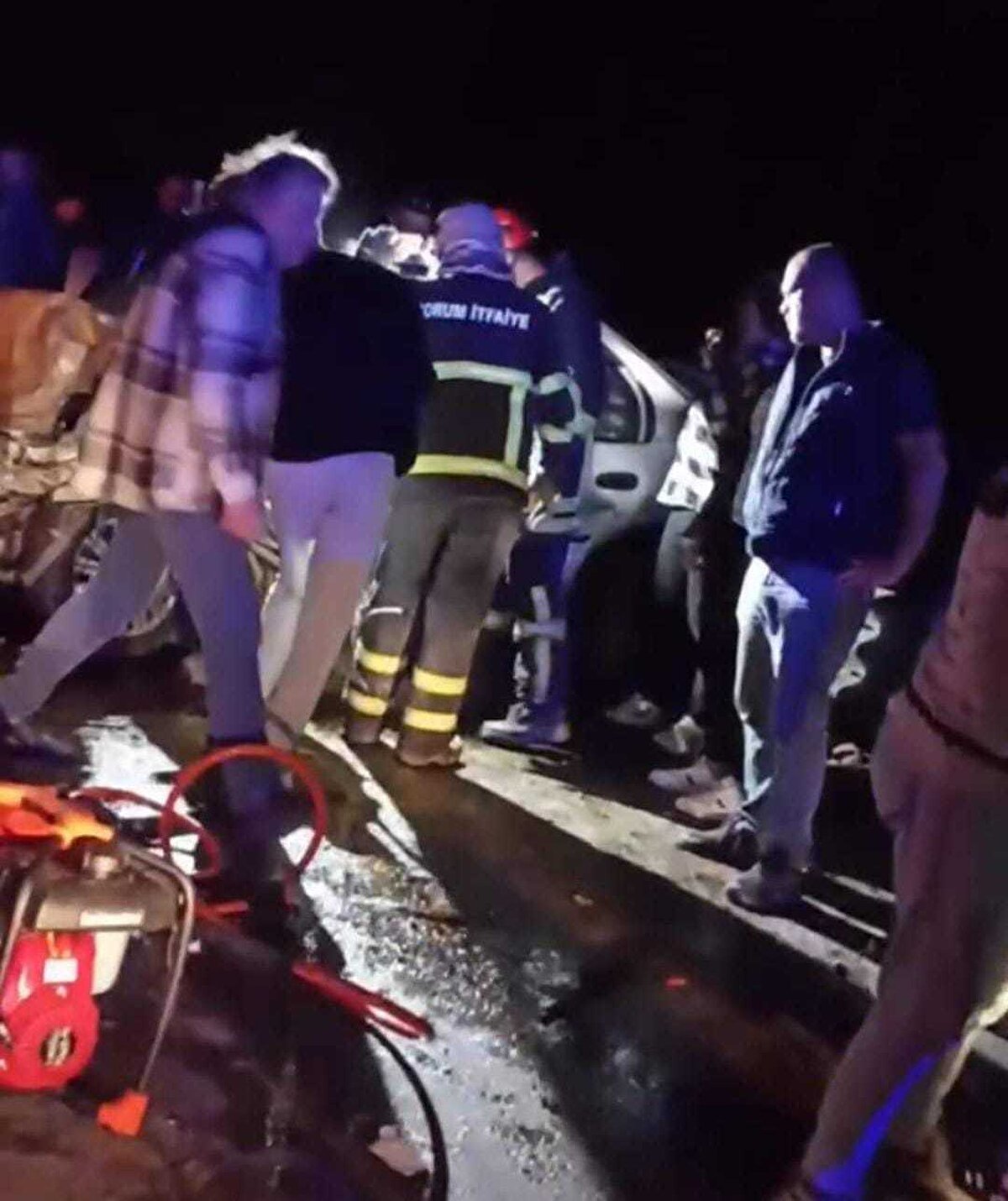 Kazada, sürücüler ile otomobillerdeki Züleyha Kula (63), Vedat A. (32) ve Gökşen A. (27) yaralanırken, ihbar üzerine bölgeye jandarma, itfaiye ve sağlık ekipleri sevk edildi.