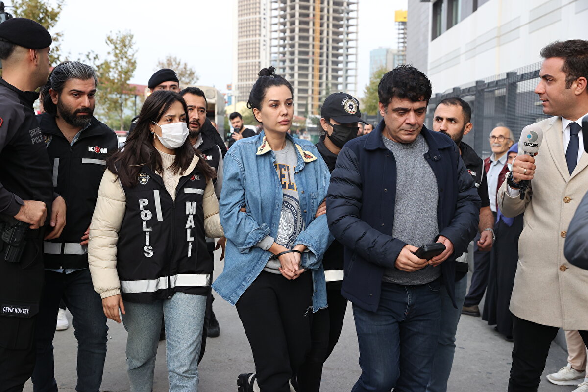 Kara para aklamak, vergi kaçırmak, ve örgüt kurmak suçlamalarıyla tutuklanan Dilan ve Engin Polat çiftine ilişkin yeni iddialar var. Dilan ve Engin Polat çiftinin yasa dışı bahis organizasyonlarına ilişkin bir ihbar mektubu olduğu anlaşıldı. TRT Haber'e göre, bu ihbar mektubu soruşturma sürecini başlattı. İhbarcı, Engin Polat’ın Gürcistan'daki bahis suçlusu V.Ş.’nin paralarını akladığını iddia etti.<br><br>