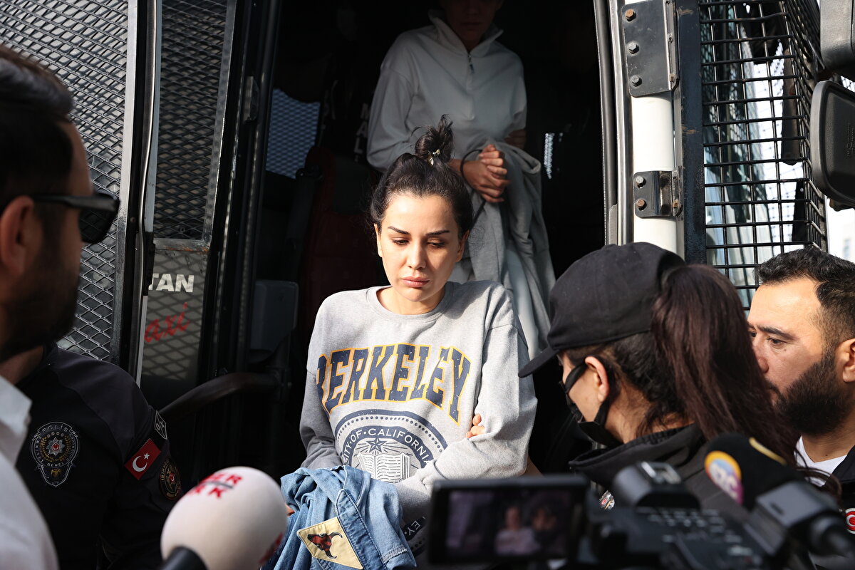 "POLAT'LARIN GÜRCİSTAN BAĞLANTISI"<br>İhbarda, Engin Polat'ın Gürcistan’da bulunan bahis suçlusu V.Ş. ve D.B. ile birlikte çalıştığı iddia ediliyor.<br><br>Kara paraların bahis siteleri üzerinden aklandığı vurgulanıyor.<br><br>İnternet üzerinden kredi kartıyla oynanan bahislerin paralarının Engin Polat’ın paravan şirketlerine aktarıldığı belirtiliyor. İhbarcının iddiasına göre para buradan da çeşitli ülkelere dağıtılıyor.  