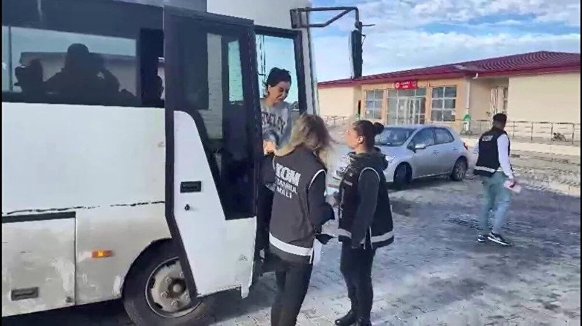 Gizli tanığın iddialarına göre paralar KKTC, Karadağ ve Gürcistan üçgeninde dağıtıldı.<br><br>Ardından da Polat’ın paravan şirketleri arasında para transferi yapılarak, kara paranın aklandığı öne sürüldü.<br><br>Kara para aklama suçu için de “tasfiye halindeki” şirketlerin kullanıldığı, bu şirketlerden birinin de Dilan Polat’ın “Reklam yüzü” olduğu kozmetik şirketi olduğu tespiti var.<br><br>Engin Polat’ın babası Sezgin Polat'ın da “Yetkili” olarak gösterilen bir şirketin sahibi olduğu ortaya çıktı.