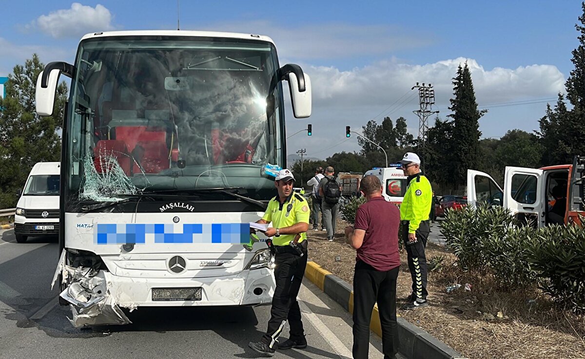 Kazada otomobil hurdaya dönerken, otobüsün yedek şoför Selim Açıkgöz, "Otobüste 10 yolcu vardı. Sol şeritten ilerliyorduk. Otomobil sağ şeritten gelip, otobüsün önüne geçti. Bize fren yapmaya fırsat bırakmadı. İkimiz de aynı istikametten geliyorduk" dedi.