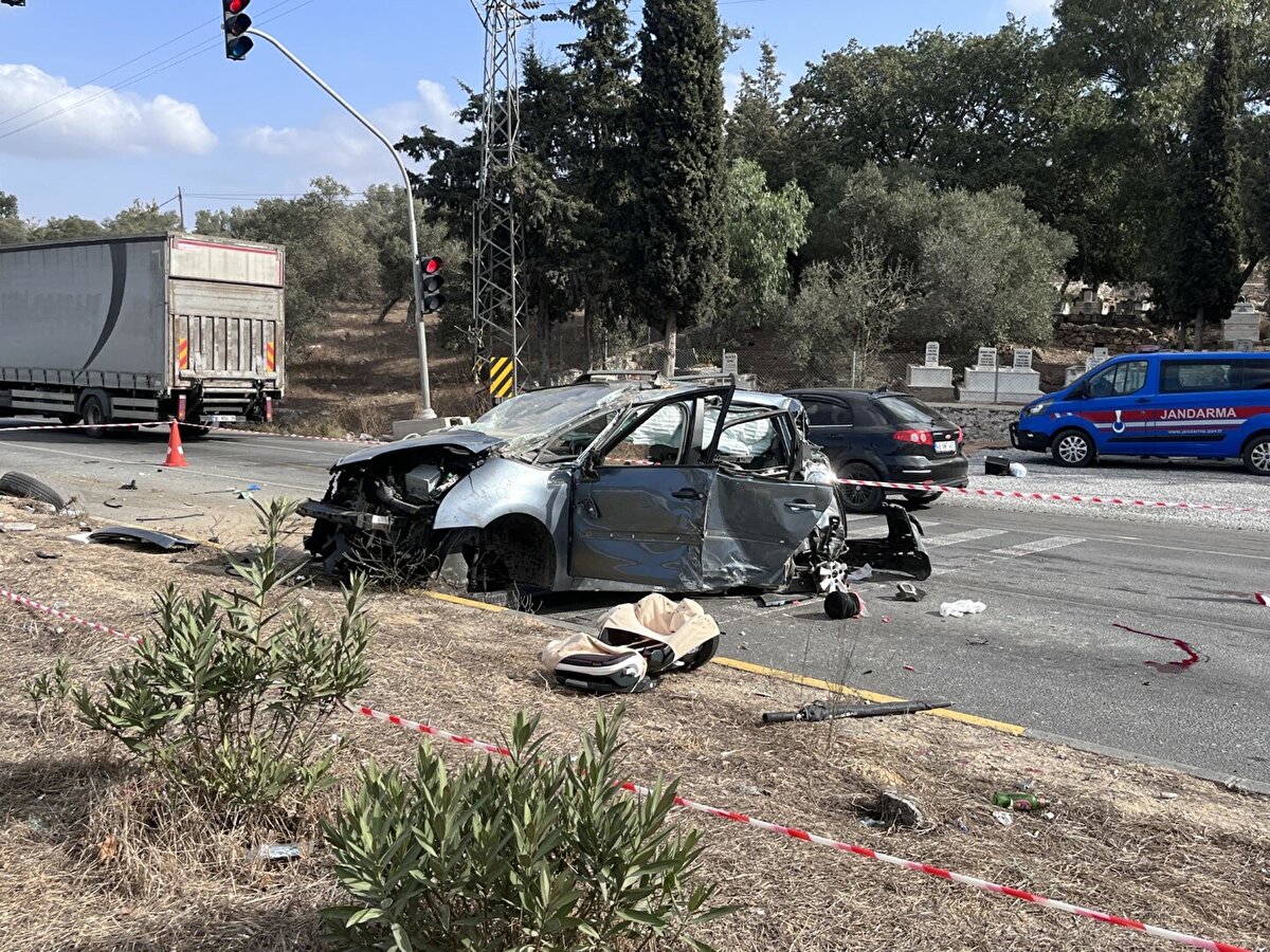 Bodrum yönüne giden İbrahim A. yönetimindeki 31 HM 081 plakalı yolcu otobüsü, aynı yöne giden, sağ şeritten gelip kavşaktan dönüş yapmak için sola geçmeye çalıştığı öne sürülen 48 DC 747 plakalı otomobil ile çarpıştı.