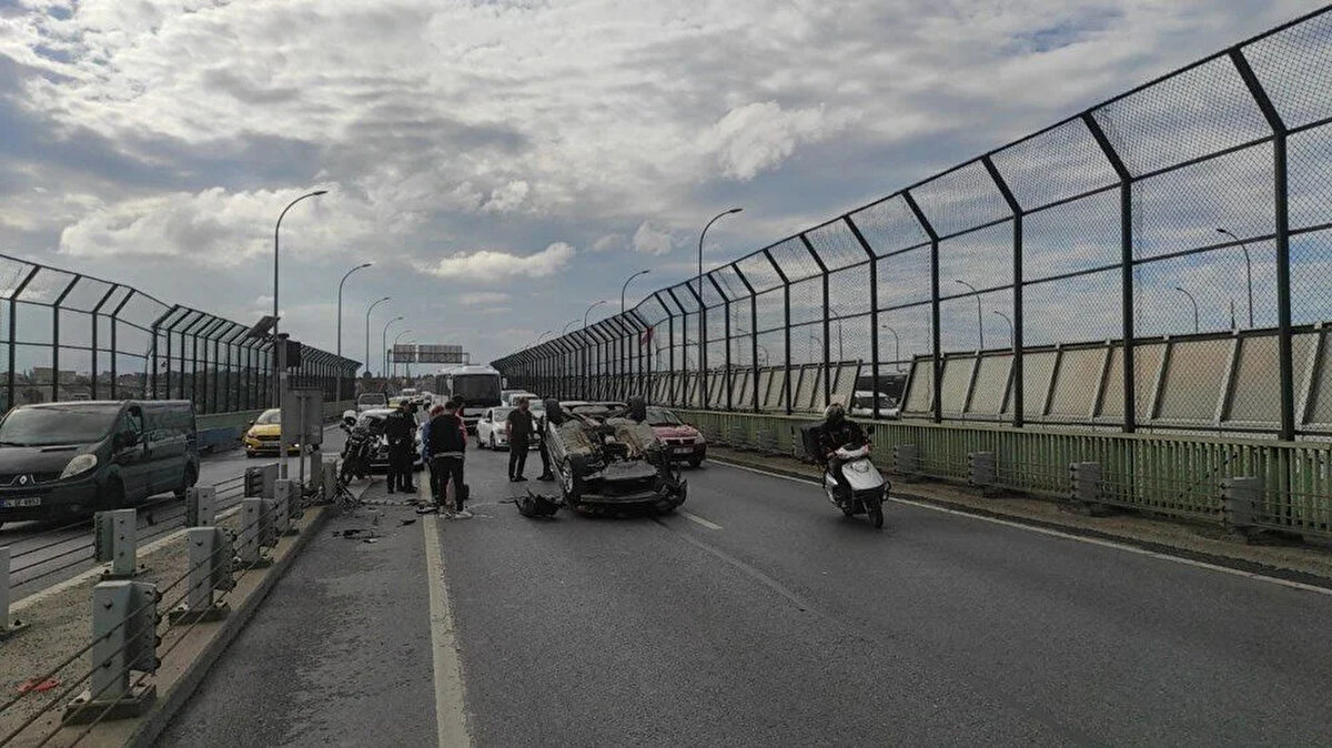 Haliç Köprüsü'nün Ankara istikametinde kaza nedeniyle bir süre trafik yoğunluğu oluştu.