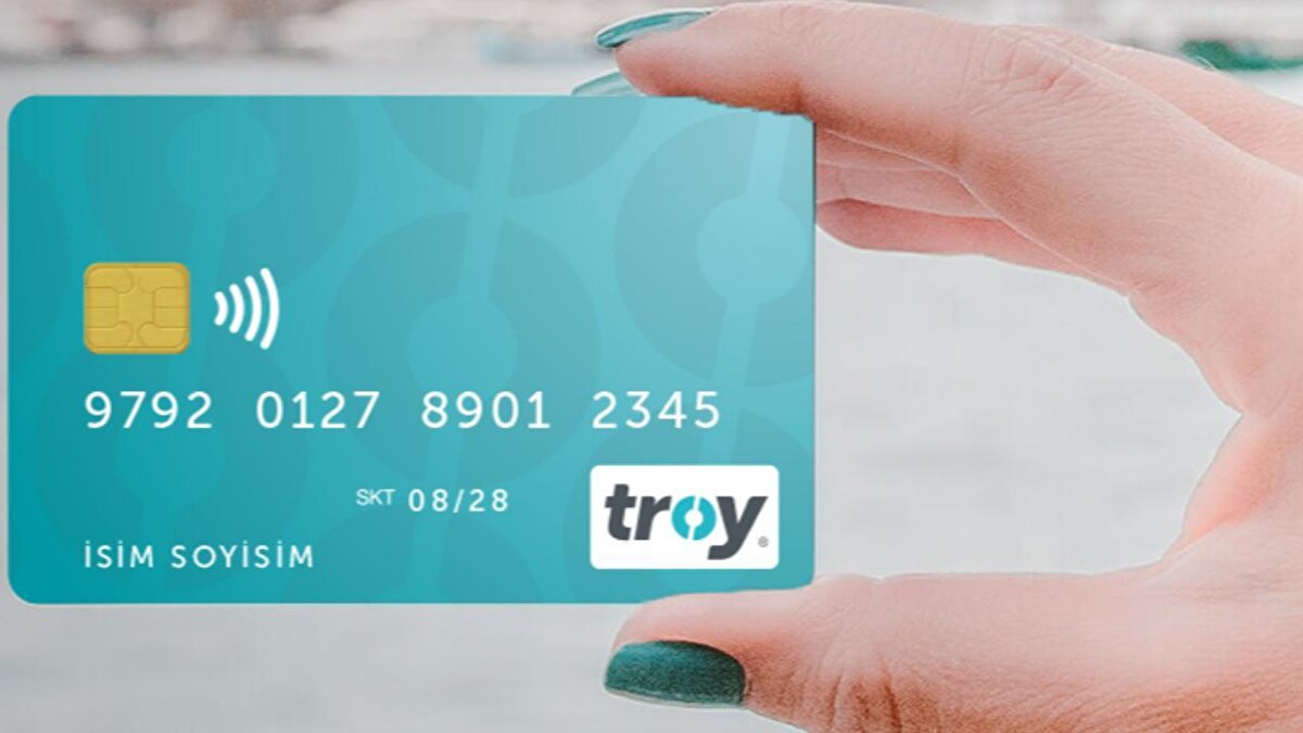 TROY kartın avantajları neler?<br><br>TROY kartlar ile bankaların anlaşmalı olduğu iş yerlerinde taksit yapılabiliyor, puan kazanılabiliyor ve bankaların uyguladığı sadakat programlarından faydalanılabiliyor.