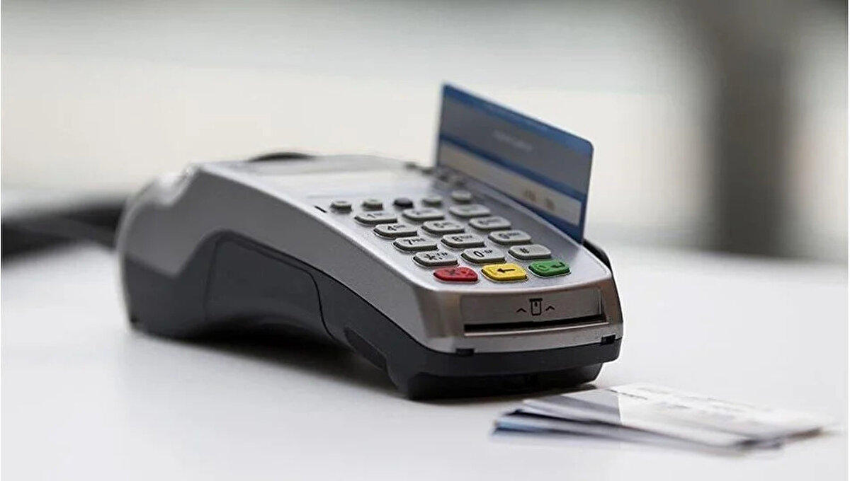 TROY kart sahibi olmak için ne yapmak gerekir?<br><br>Türkiye`de faaliyet gösteren 28 banka ve 20 elektronik para kuruluşunun müşterileri, buralara başvurarak hali hazırda kullandıkları kartlarını TROY logolu kartlar ile değiştirebilir veya yeni kart talebinde bulunabilir.<br>