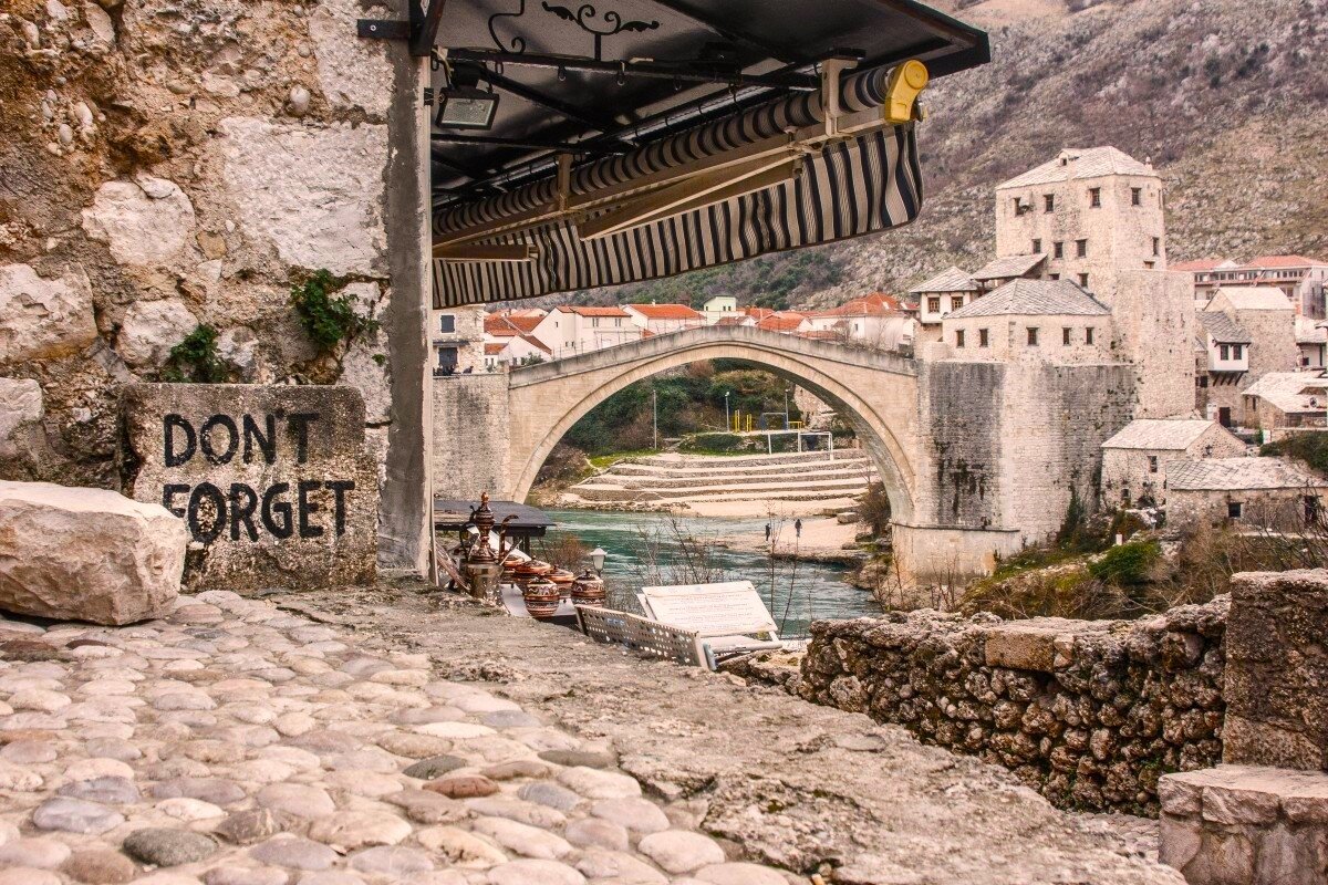 Mostar Köprüsü, iki yakasına uzanan eski Mostar şehriyle 2005'te UNESCO'nun Dünya Miras Listesi'ne eklendi.