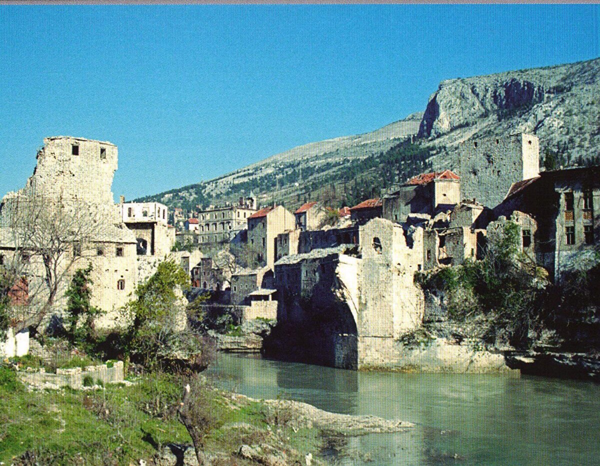 11 sene boyunca iki yakası bir araya gelmeyen şehirde, Macar ordusu dalgıçlarınca orijinal taşları nehir yatağından bulunup vinçlerle çıkartılan köprü, inşaatının tamamlanmasının ardından çok sayıda ülkenin üst düzey temsilcisinin de hazır bulunduğu törenle 23 Temmuz 2004'te yeniden açıldı.