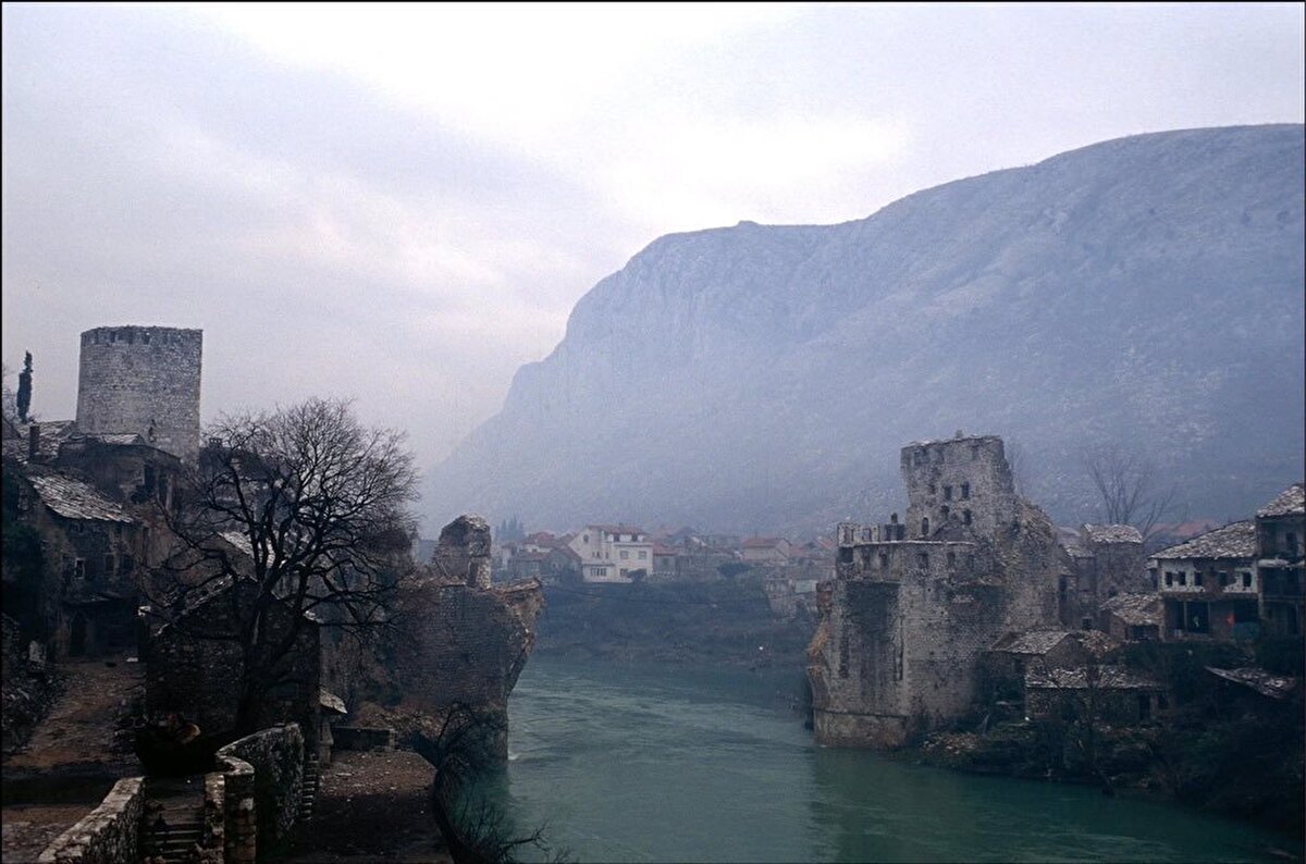 Neretva Nehri'nin en derin ve en dar yerine kurulan, tek gözlü ve sivri kemerli şekliyle 457 kesme taştan inşa edilmiş olan köprü, 1992-1995'teki Bosna savaşında Hırvat topçuları tarafından yoğun atışlarla yıkıldı.