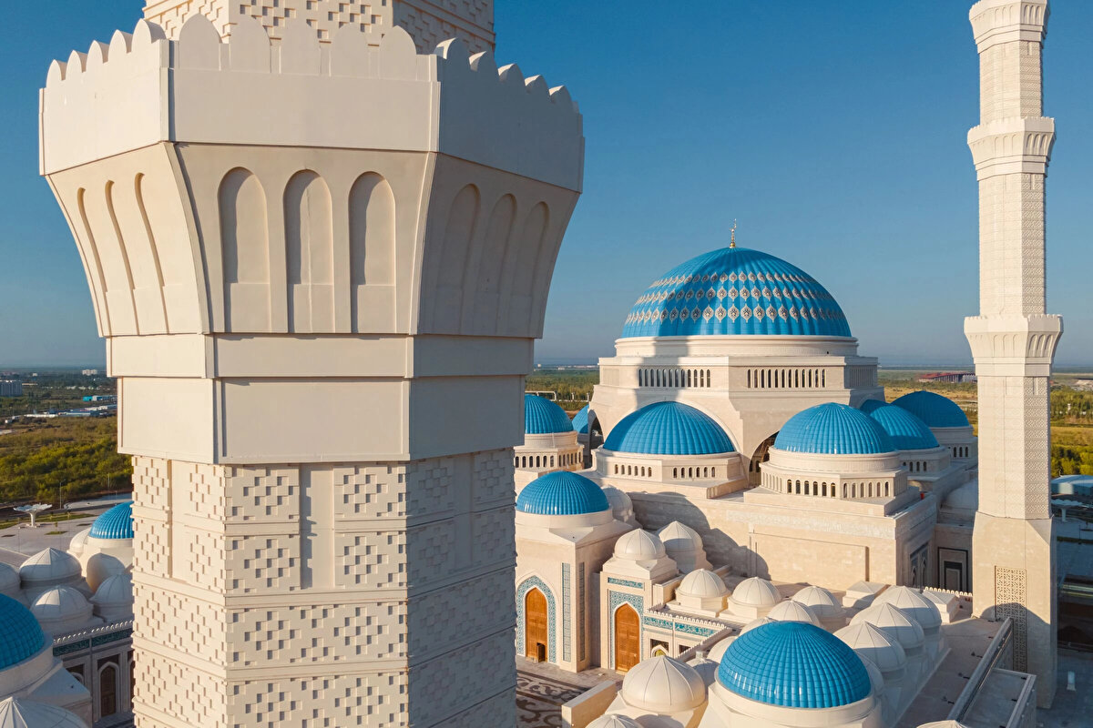 Gök mavisi rengi ve 62 metre genişliğe sahip ana kubbesiyle dünyada tek olan Büyük Nur Sultan Camii, her biri 134 metre yükseklikteki dört minareye ve dört yan kubbeye sahip.