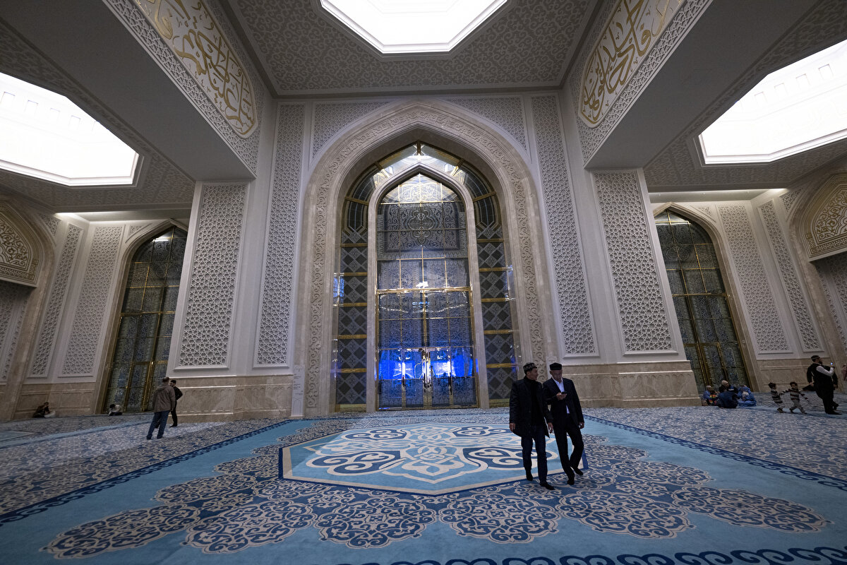 Cami, Hindistan'da yaklaşık 5 bin kişinin elle dokuduğu oval desenli halısının yanı sıra tüm kapı ve vitraylarının el yapımı olmasıyla da dikkat çekiyor.