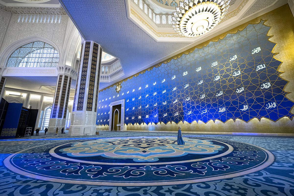 İslâm mimarisi ile geleneksel Kazak motiflerinin bütünleştiği tasarımıyla dikkati çeken camide, 25 milyon cam mozaik ile yapılan ve Allah'ın 99 isminin yazılı olduğu Kıble Duvarı öne çıkıyor.