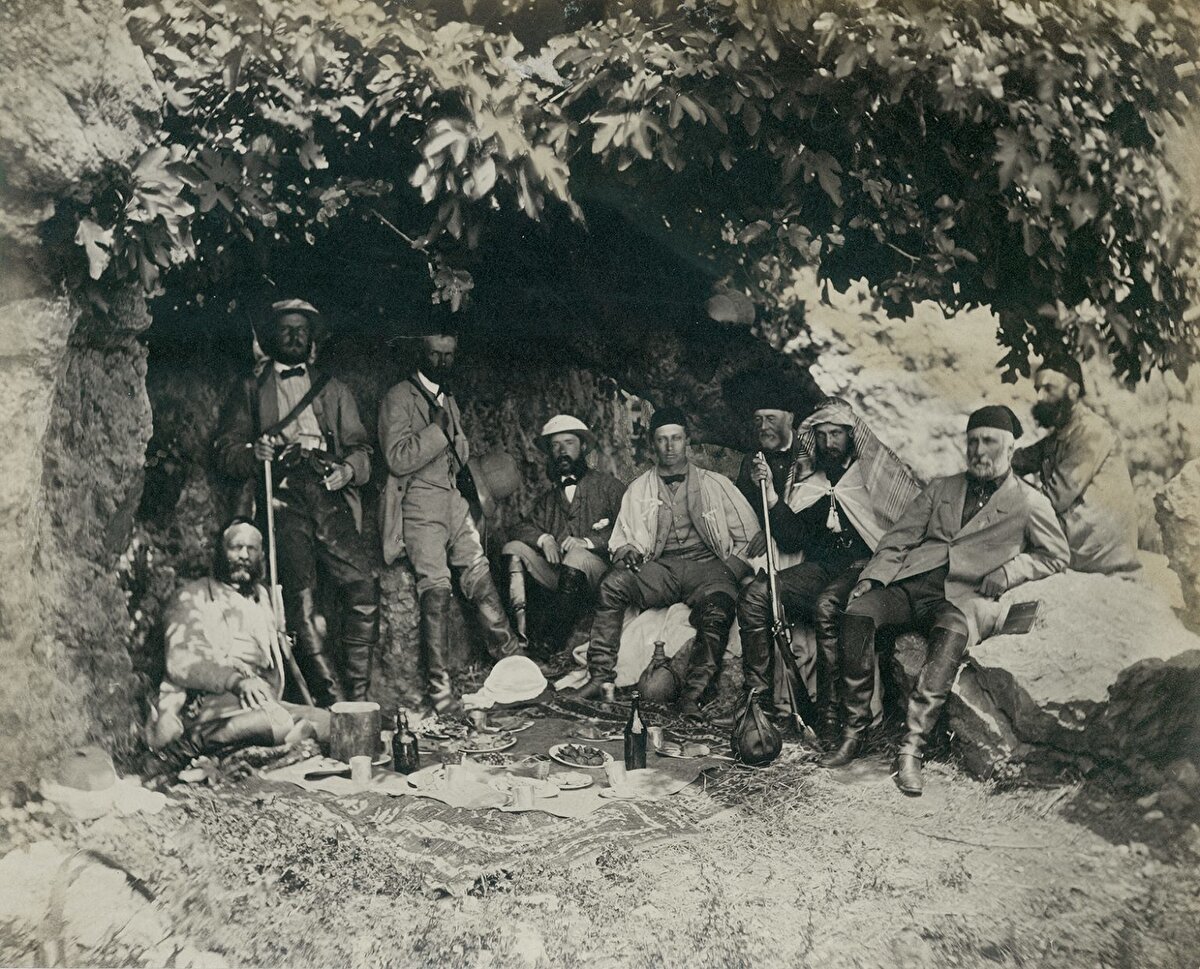 Galler Prensi genç Albert Edward, ekibiyle birlikte Celile Denizi'nin kuzey kıyısındaki Kefernahum’da bir incir ağacının altında, 21 Nisan 1862.