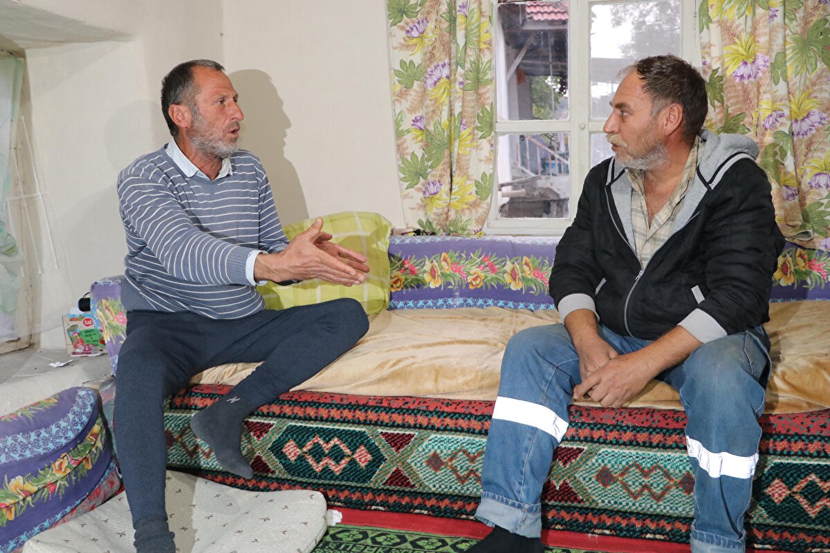 30 KADAR DİKİŞ ATILDI<br>Durumunun iyi olduğunu belirten Murat Akyatak, “Olay olunca dönemedim eve orada kaldım zaten. Telefon ettim aileme, ablamlar koyunları almaya geldiler, komşu mahalleden tanıdıklarda gelip yardım etti. Arabayla aldı, hastaneye götürdü. Öyle bir mevzu yaşadık. Şu anda sol ayağımın altında diş izleri var, sağ bacağımda da dört yerde dikiş var. Vücudumda 30'a yakın dikiş attılar" diye konuştu.