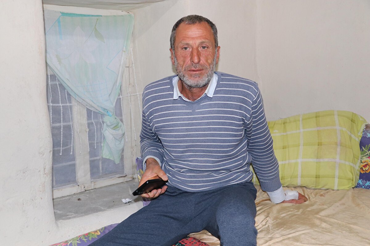 Sivrihisar ilçesine bağlı kırsal Memik Mahallesi'nde yaşayan çoban Murat Akyatak dün, koyun sürüsünü otlatmak için 1 kilometre uzaklıktaki Bozçakırlar mevkisine götürdü. Akyatak, bir süre sonra peşinden gelen ayının saldırısına uğradı. Köpeklerin saldırdığı ayı kaçarken, yaralanan Akyatak, cep telefonuyla yakınlarına haber verdi. Komşu mahalleden gelen tanıdıklarının aracıyla Sivrihisar Devlet Hastanesi'ne götürülen Murat Akyatak'ın ayakları ve vücudundaki yaralarına 30 kadar dikiş atıldığı öğrenildi.