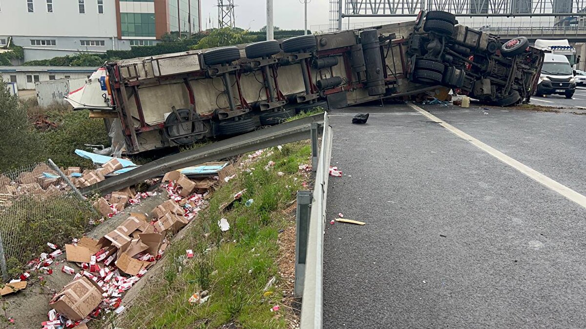 Kazada tır şoförü Dindar B, bariyerlere çarpan SUV'un sürücüsü Zeynep A. ile araçtaki Masal K. ve Ada A. yaralandı.
