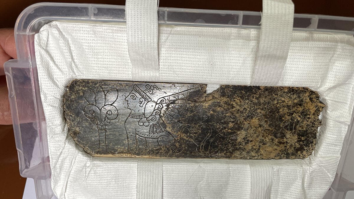 İyi korunmuş parçanın yaklaşık 2 bin 800 yıllık olduğunu belirten Schachner, "Kendi döneminde büyük ihtimalle bir ahşap kutu ya da ahşaptan yapılmış bir mobilyaya süs olarak eklenmişti. Eser, sağ ve sol tarafından kırık, üst ve alt tarafı orijinal haliyle elimizde. Dolayısıyla daha uzun olduğunu tahmin etmemiz mümkün." dedi.