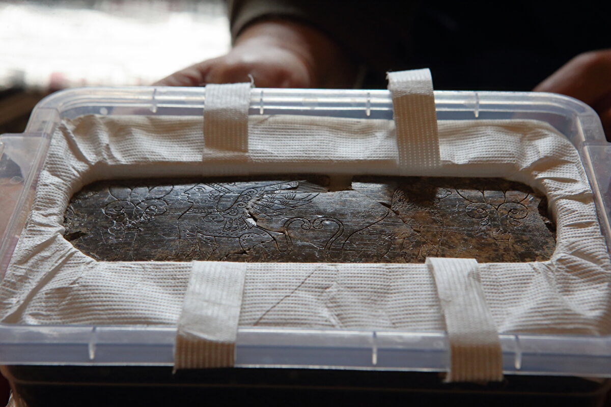 Schachner, parçanın önemine ilişkin şunları anlattı:<br><br>"Bu eser, Boğazköy için ünik (eşsiz) bir eser. İlk kez bu kadar yoğun, bu kadar güzel işlenmiş bir sahne ile süslenmiş bir eserle karşı karşıyayız. Demir Çağ olarak Boğazköy'de çok geniş çaplı kazılar yapıldı ama bu kadar teferruatlı bir eser karşımıza çıkmadı. Hem sahne hem de kullanılan ikonografi (simgebilim) ve üslup açısından onunla Boğazköy'ün kendi döneminde, yani milattan önce birinci binde Güneydoğu Anadolu'ya doğru olan ilişkilerini, Güney Batı'ya, Yunanistan'a olan sanatsal ilişkilerini daha iyi ortaya koyabiliyoruz."