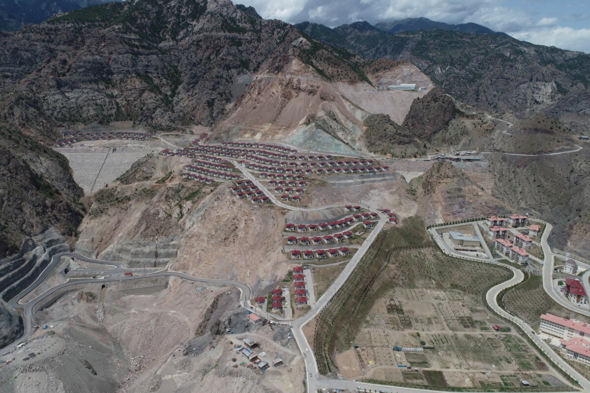 Yeni yapılan 7 köyde toplamda 507 konutun yanı sıra bazı iş yerleri, oyun parkları ve sosyal yaşam alanları da inşa edildiğini belirten Ünsal, "Baraj suları altında kalan Yeniköy, Tekkale, Irmakyanı, Çeltikdüzü, Çevreli, İşhan ve Meşecik köyleri, Türkiye Yüzyılı'na yakışır şekilde yeniden kuruldu. İnsanlarımız anılarını geride bırakmanın hüznünü yaşasa da yeni köylerinde daha güzel bir yaşam sürüyor." dedi.