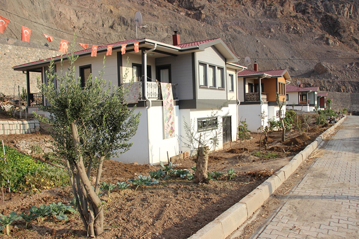 Ali Aktaş, sular altında kalan Tekkale'de amcasının evinde yaşadığını, yeni köyün kurulmasıyla ev sahibi olduğunu belirterek, "Evlerimiz 2 kat, içi geniş. Evin çevresinde küçük de olsa bahçemiz var. Memnunuz." şeklinde konuştu.