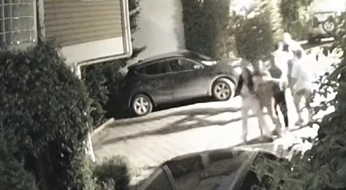 İddiaya göre Dilan Polat, evinden çıkan komşusuna hakaret etmeye başladı. Taraflar arasında çıkan tartışmayı Engin Polat ayırmaya çalıştı fakat başarılı olamadı. Dilan Polat komşusuna tekme atmaya çalıştı. İddiaya göre güvenlik kamerasının görmediği bir noktada Engin Polat komşusunu darbetti.<br><br>Engin Polat daha sonra koşarak komşusunun evine girdi ve komşusuna tehdit ve küfürler etti. Komşusunun eşi ve çocuğu büyük korku yaşadı. Evinde Engin Polat'ı gören kadın KADES uygulamasından polis ekiplerini çağırdı. Kısa süre sonra Polat çiftinin evine polis ekipleri geldi. Fakat Dilan- Engin Polat çifti polis ekiplerini içeri almadı ve ifade vermedi. O anlar güvenlik kamerasına yansıdı