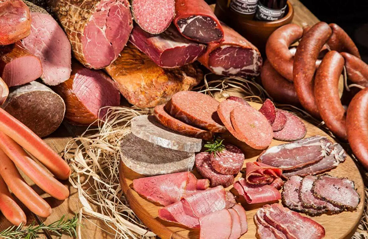 2013 yılında yapılan bir araştırmaya göre, özellikle gelişmiş ülkelerde ölüm nedenlerinin yüzde 26’sı işlenmiş et ürünlerini aşırı derecede tüketmekten kaynaklanıyor. Salam, sucuk, sosis ve pastırma gibi işlenmiş et ürünlerinde bulunan koruyucu maddeler ve aşırı tuz insan sağlığını tehdit eden faktörlerin başında geliyor.<br><br>