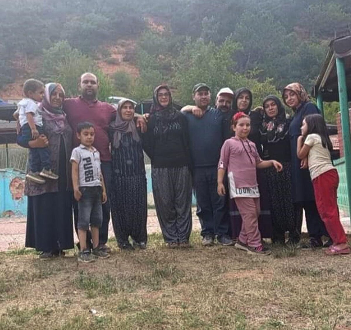 'DİREKSİYONU REFÜJE DOĞRU KIRDIM' <br>Gözaltına alınan Sefa Selvi'nin yapılan kan testinde alkol ve uyuşturucu maddeye rastlanmadı. Polis, alt geçit çalışmaları nedeniyle Trafik Elektronik Denetleme Sistemi'nin (TEDES) çalışmadığı ve 82 kilometre hızla gidilmesi gereken yolda, aracın ne kadar hızla gittiğini belirlemek için teknik inceleme yaptı. Yapılan incelemede 89 metre fren izine rastlanılması nedeniyle aracın 117 kilometre hızla gittiği değerlendirildi.