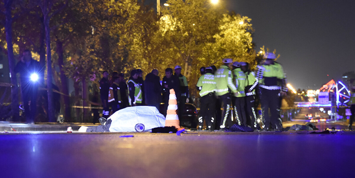 TRAMVAYDAN İNİP, YOLUN KARŞISINA GEÇMEK İSTEMİŞLER <br>Kazada ölen Fadime Aslan'ın 2 kızı ve torunlarıyla birlikte tramvaydan inip, evlerine gitmek için yolun karşısına geçmeye çalıştıkları belirlendi. Ölen 5 kişinin cenazesi dün Kadınhanı ilçesinde toprağa verildi. Yaralı 5 kişinin tedavisi ise sürüyor.