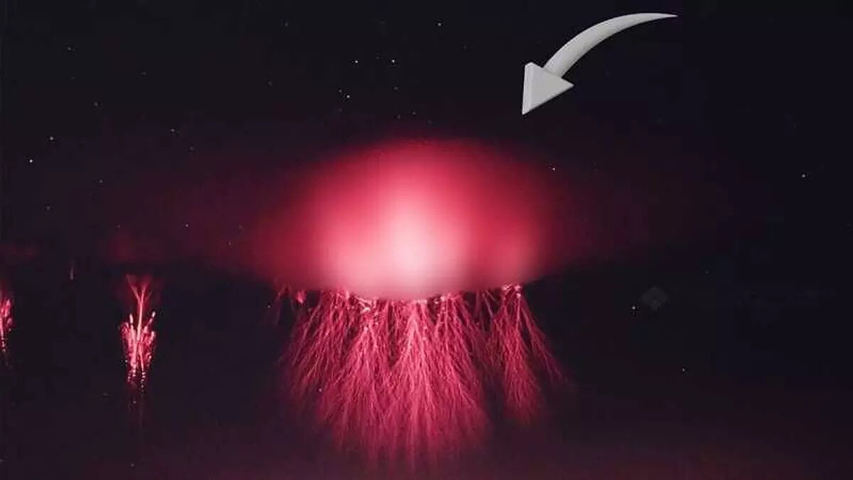 Türkiye'de 'Kızıl Cin' denilen hava olayının genel ismi (Red Sprite) olarak bilinir. Fırtına bulutlarının üzerinde, yaklaşık 95 kilometre yükseklikte oluşan, kırmızımsı-turuncu renkte parlak, plazma benzeri parıltılara deniyor.Kızıl Cin, fırtına bulutlarının içinde oluşan elektrik boşalmaları sonucunda oluşuyor. Bu boşalmalar, bulutların içindeki pozitif ve negatif yüklü parçacıkların bir araya gelmesiyle gerçekleşiyor.