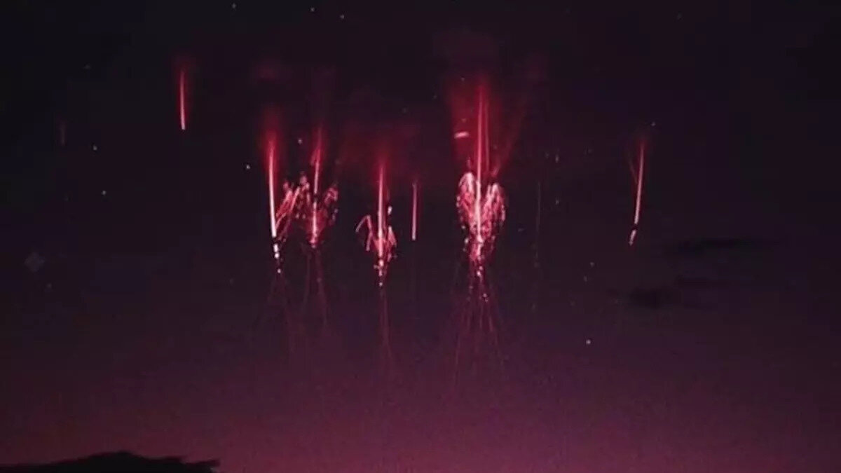 Oluşan bu boşalma, nötr azot moleküllerinden geçen elektrik akımı sonucunda kızıl cinleri oluşturuyor. Kızıl Cin, oluşumunu etkileyen faktörler arasında, fırtına bulutlarının büyüklüğü, bulutların içindeki elektriksel yük miktarı ve atmosferin sıcaklığı bulunuyor.