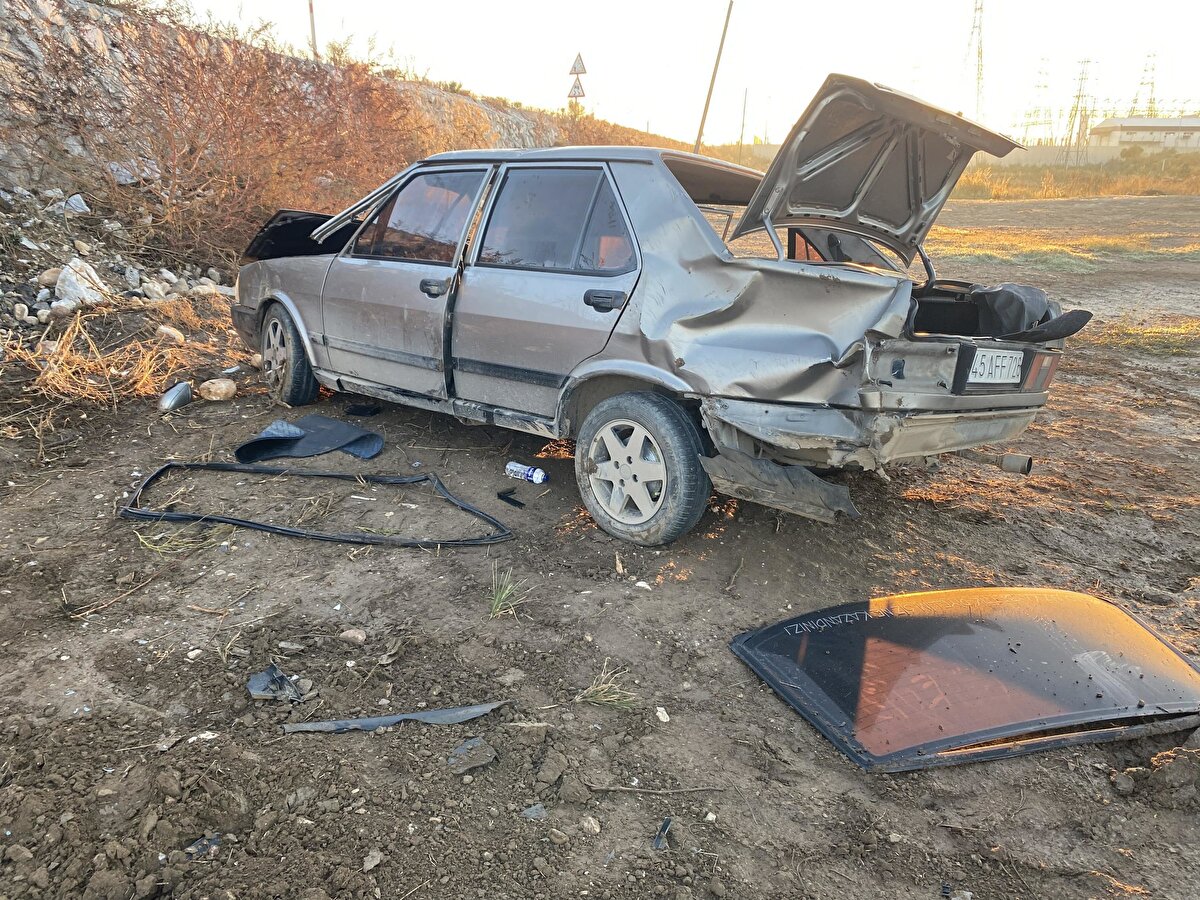 R.A.’nın (32) kontrolünü yitirdiği 45 AFF 726 plakalı otomobil, şarampole yuvarlandı. İhbarla kaza yerine sağlık ve jandarma ekipleri sevk edildi. 