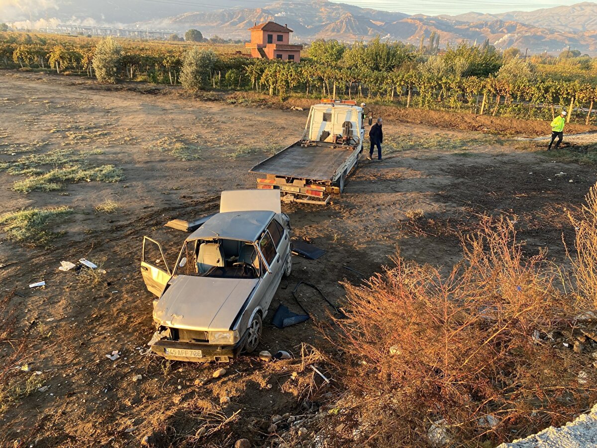 Sürücü R.A. ile yanındaki B.E. (30), F.A. (12), Ç.E. (7), P.E. (6) ilk müdahalelerinin ardından ambulanslarla Alaşehir Devlet Hastanesi'ne kaldırıldı. 