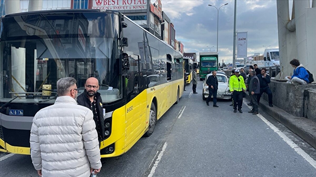 Olay nedeniyle Beylikdüzü istikametinde bir süre trafiğe kapatılan yan yol, araçların kaldırılmasının ardından yeniden açıldı.