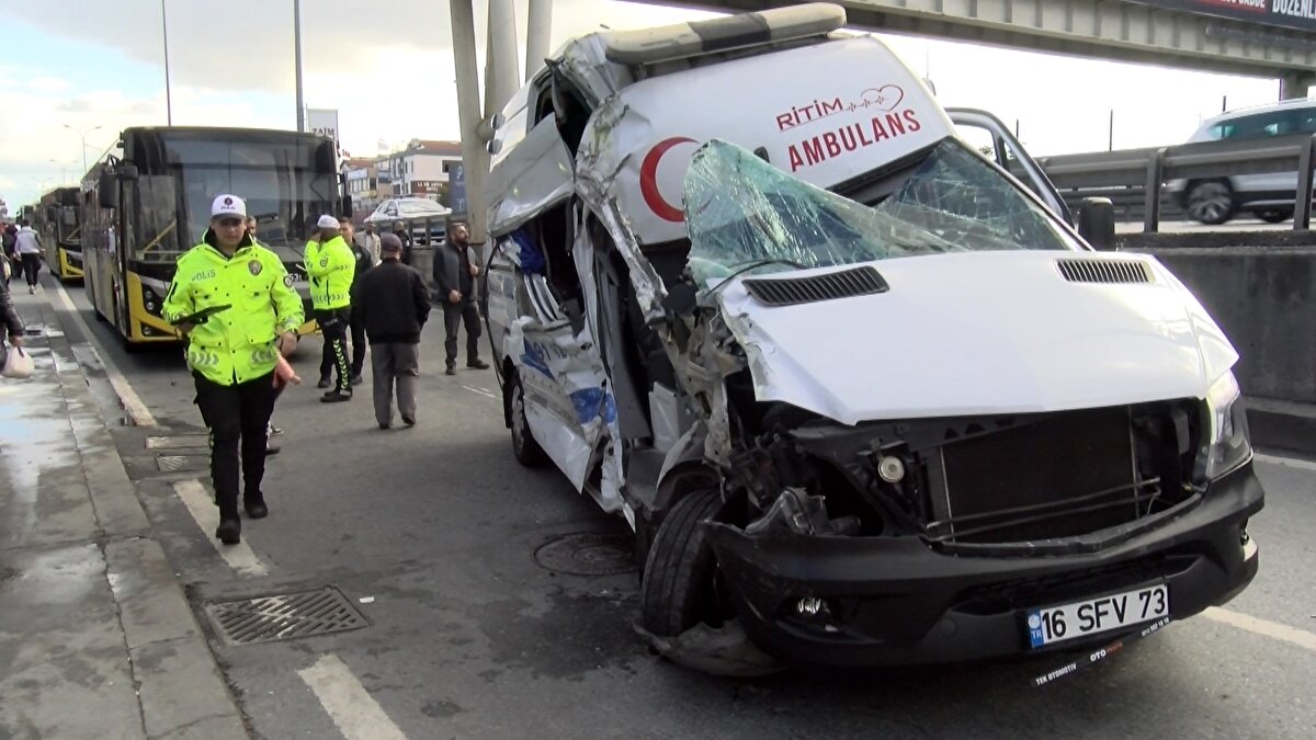 Yaralı ambulans şoförü sağlık ekiplerince hastaneye kaldırılırken, hafif yaralı yolcuya ise olay yerinde müdahale edildi. 